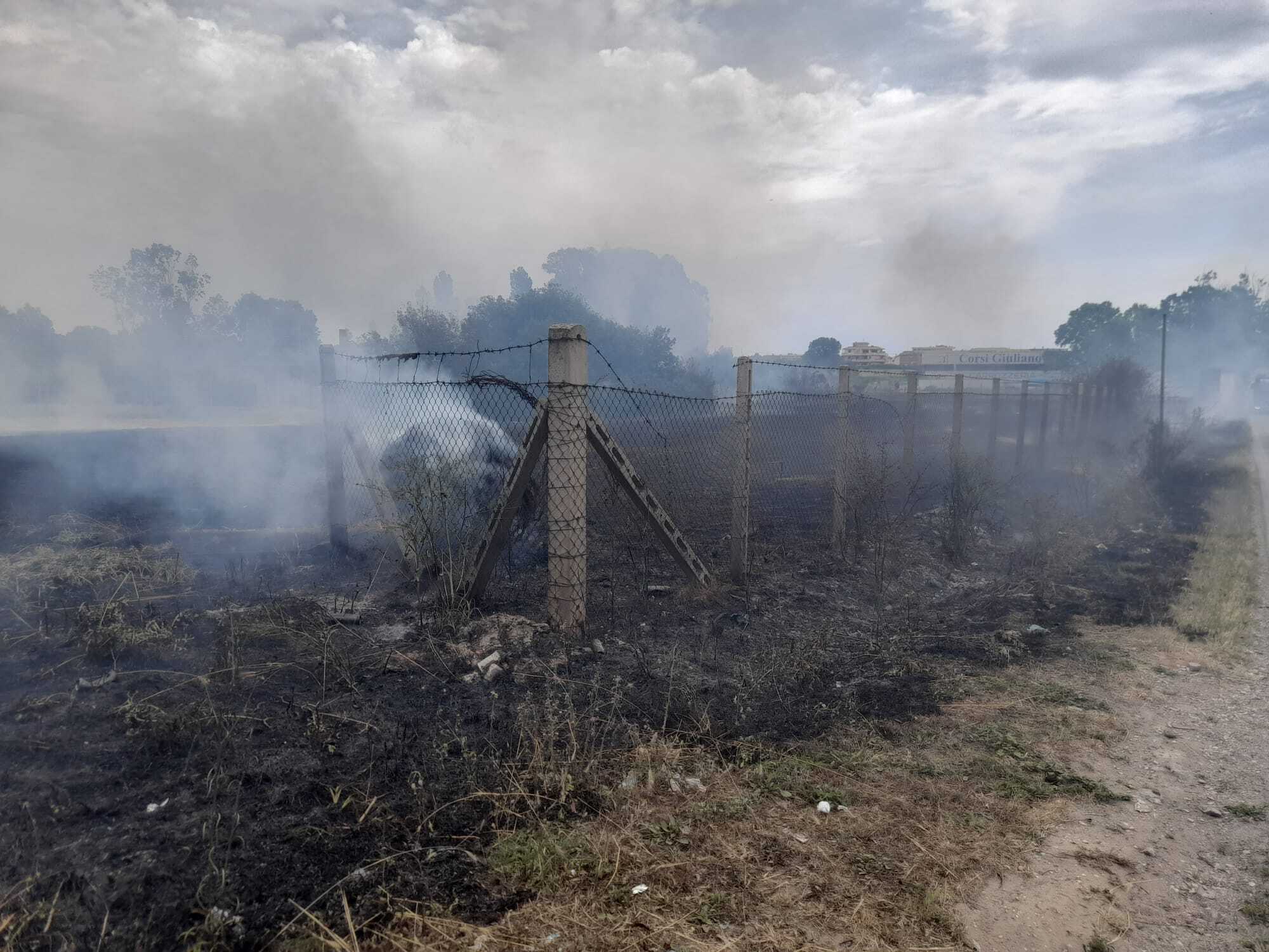 Incendio di sterpaglie ad Ardea