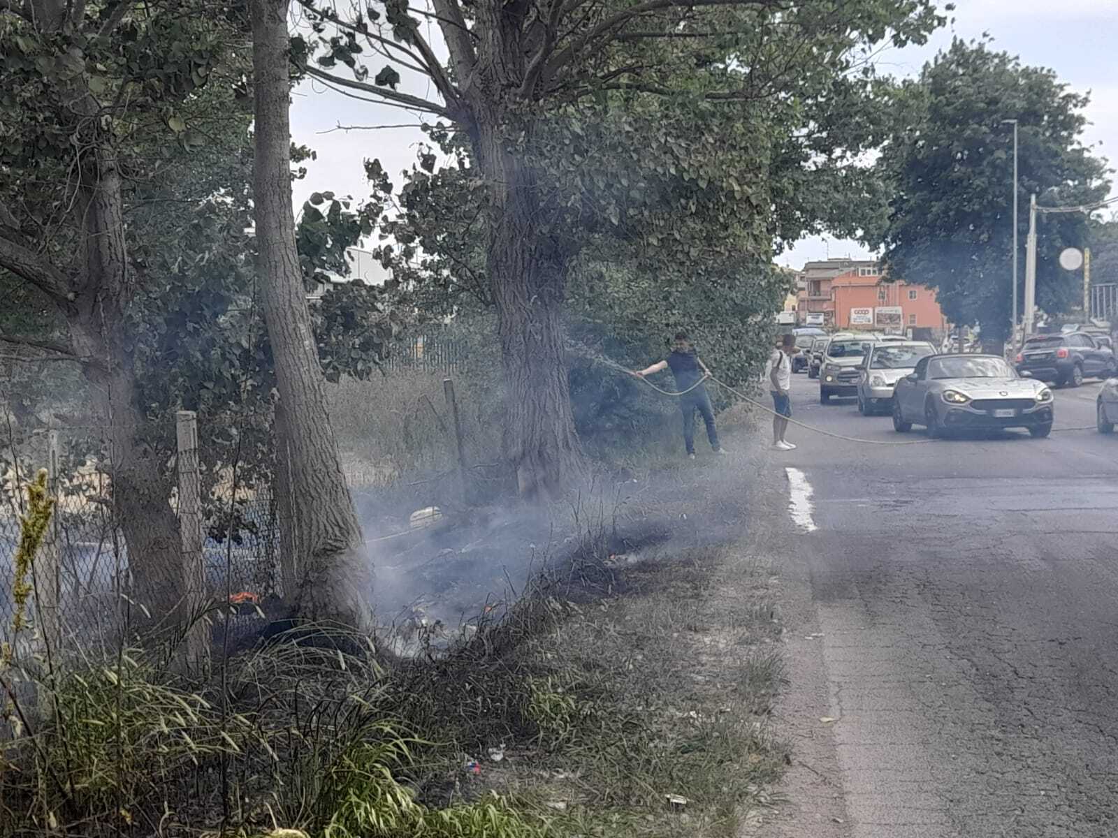 Incendio di sterpaglie ad Ardea