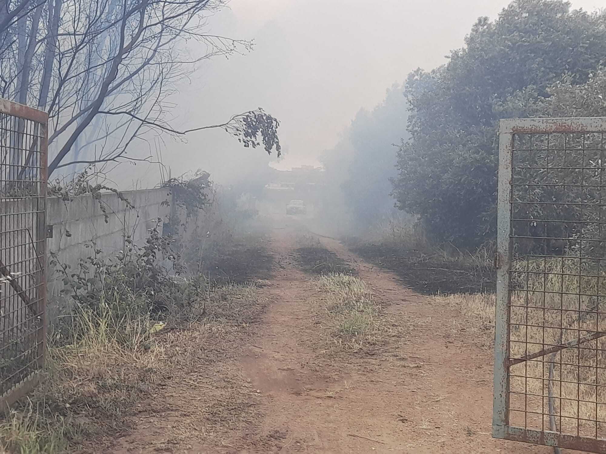 Ardea, incendio in via Laurentina: paura per case e capannoni (FOTO)