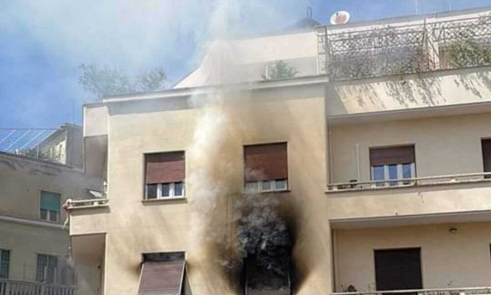 Maxi incendio ai Parioli: fiamme in un appartamento, 60enni intossicati (VIDEO) Maxi incendio ai Parioli: fiamme in un appartamento, 60enni intossicati (VIDEO)