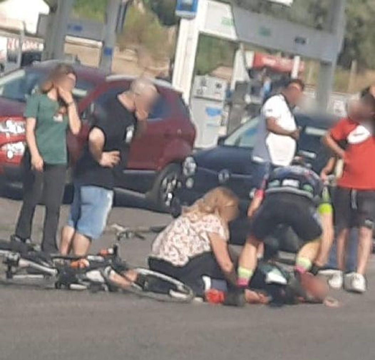 Incidente in via Aurelia: ciclista ferito da un parabrezza, intervento della polizia