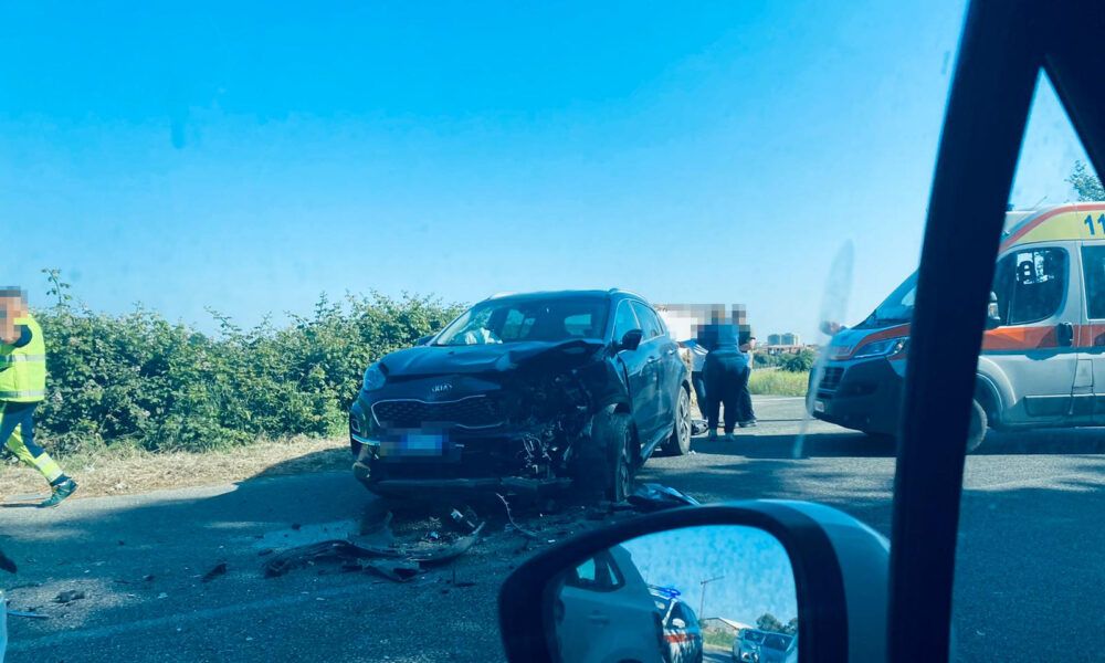 Grave incidente sulla strada tra Pomezia e Torvaianica Alta: ambulanza sul posto, lunghe code (FOTO) Grave incidente sulla strada tra Pomezia e Torvaianica Alta: ambulanza sul posto, lunghe code (FOTO)