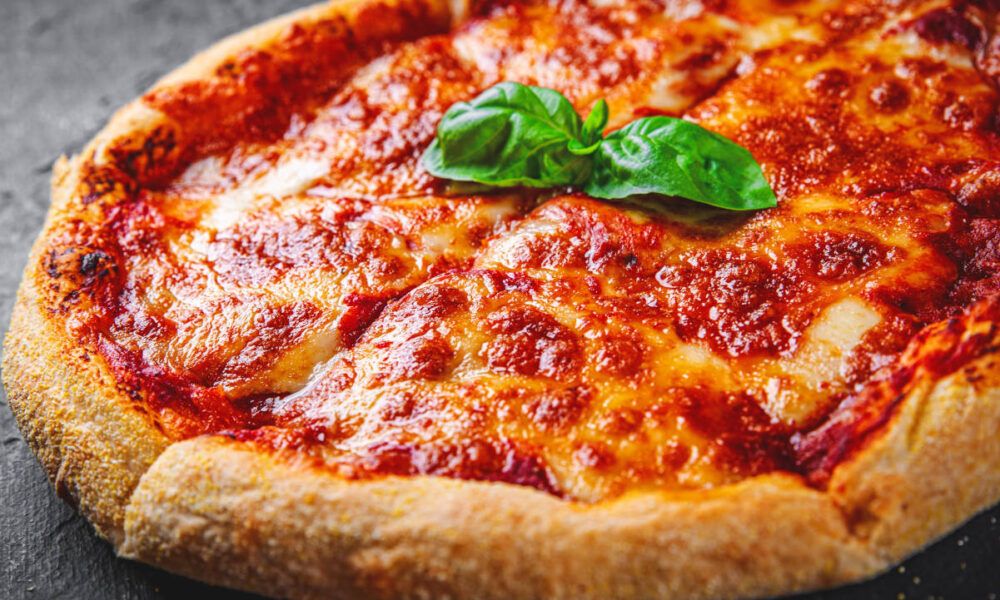 Soffoca mentre mangia la pizza insieme ai genitori: muore un giovane di 27 anni Soffoca mentre mangia la pizza insieme ai genitori: muore un giovane di 27 anni