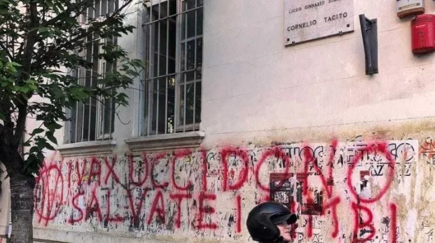 Liceo Tacito Roma scritte