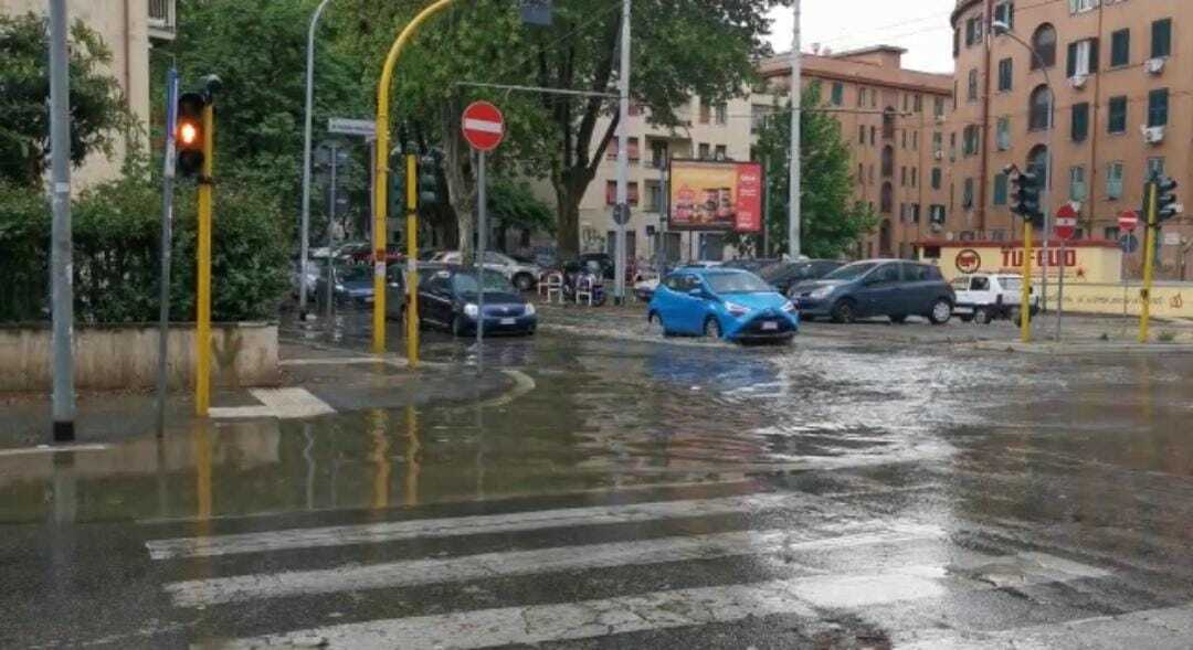 Maltempo a Roma, incrocio allagato in via delle Isole Curzolane