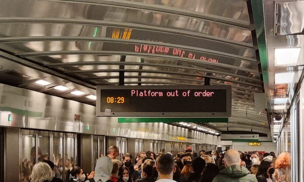 Roma, anche 15 minuti di attesa per l'arrivo dei treni. Succede nell'orario di punta sulla metro B e le lamentele dei cittadini non mancano.