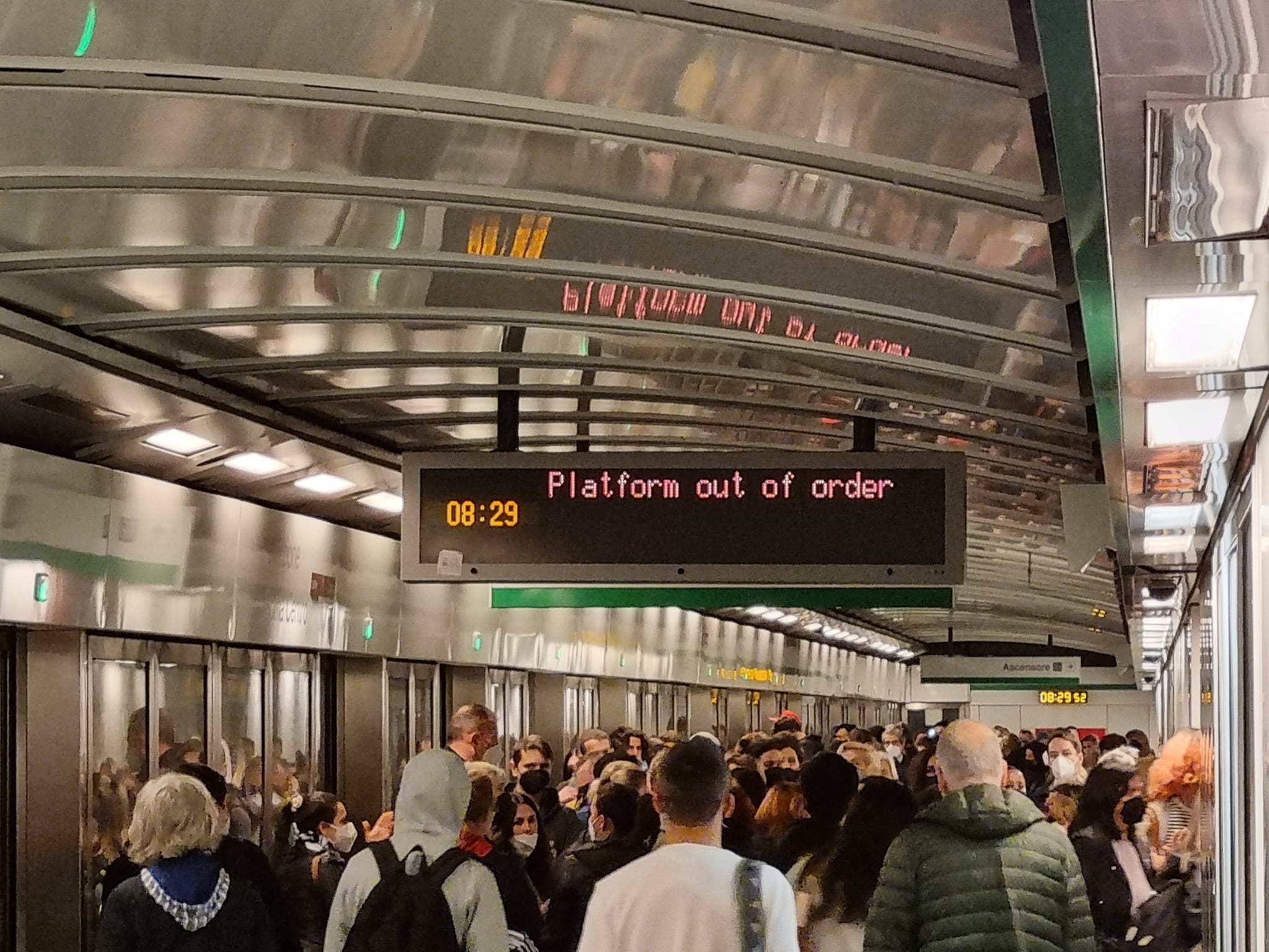 Roma, anche 15 minuti di attesa per l'arrivo dei treni. Succede nell'orario di punta sulla metro B e le lamentele dei cittadini non mancano.