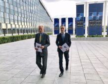 Svezia e Finlandia presentano domanda di adesione alla Nato, gli ambasciatori dei due paesi