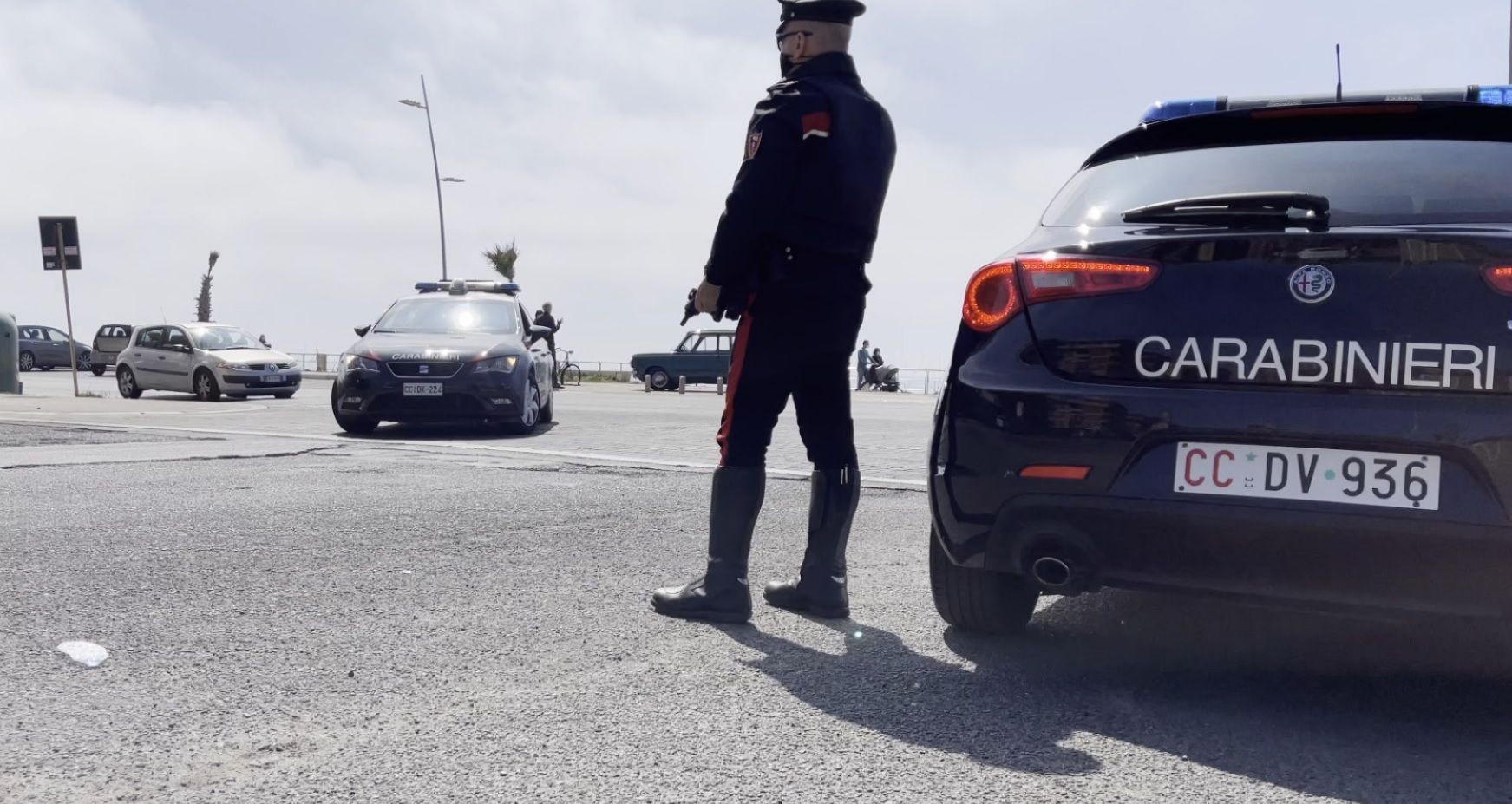 I Carabinieri durante un controllo a Ostia