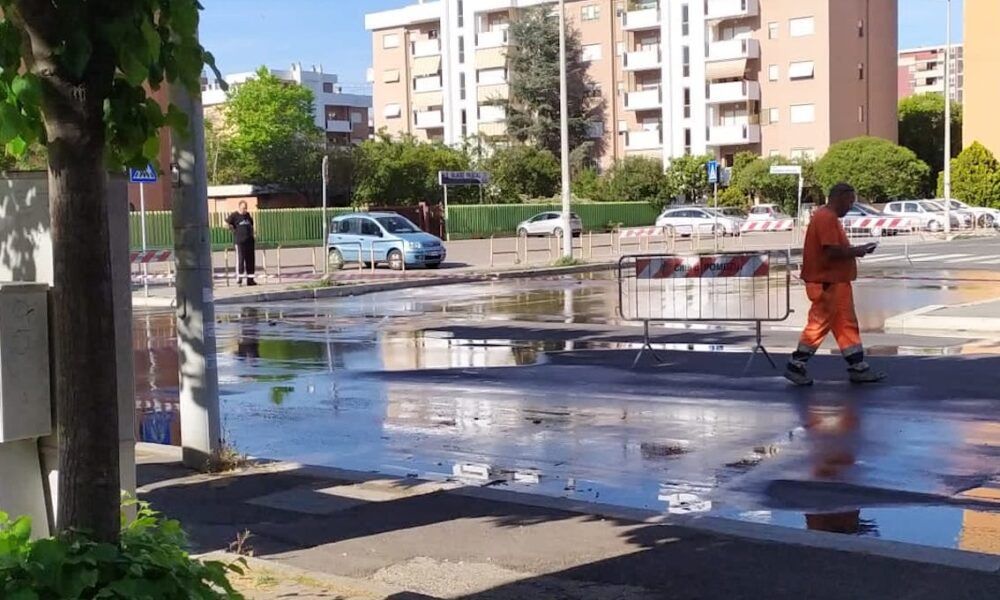 Pomezia, scoppia tubatura: case senz’acqua perché è tutta sulle strade (VIDEO) Pomezia, scoppia tubatura: case senz’acqua perché è tutta sulle strade (VIDEO)