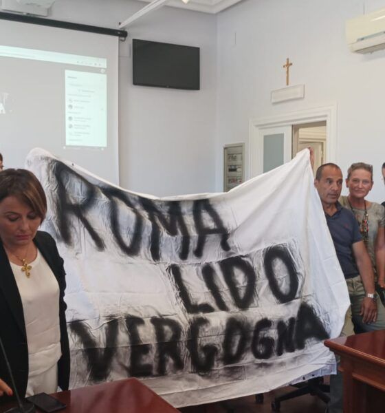 Roma Lido Vergogna, protesta occupazione municipio