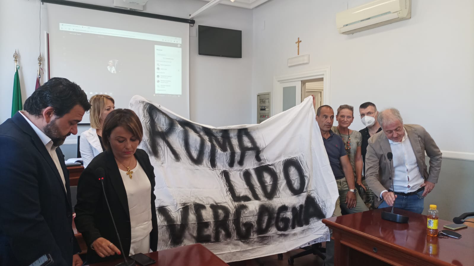 Roma Lido Vergogna, protesta occupazione municipio