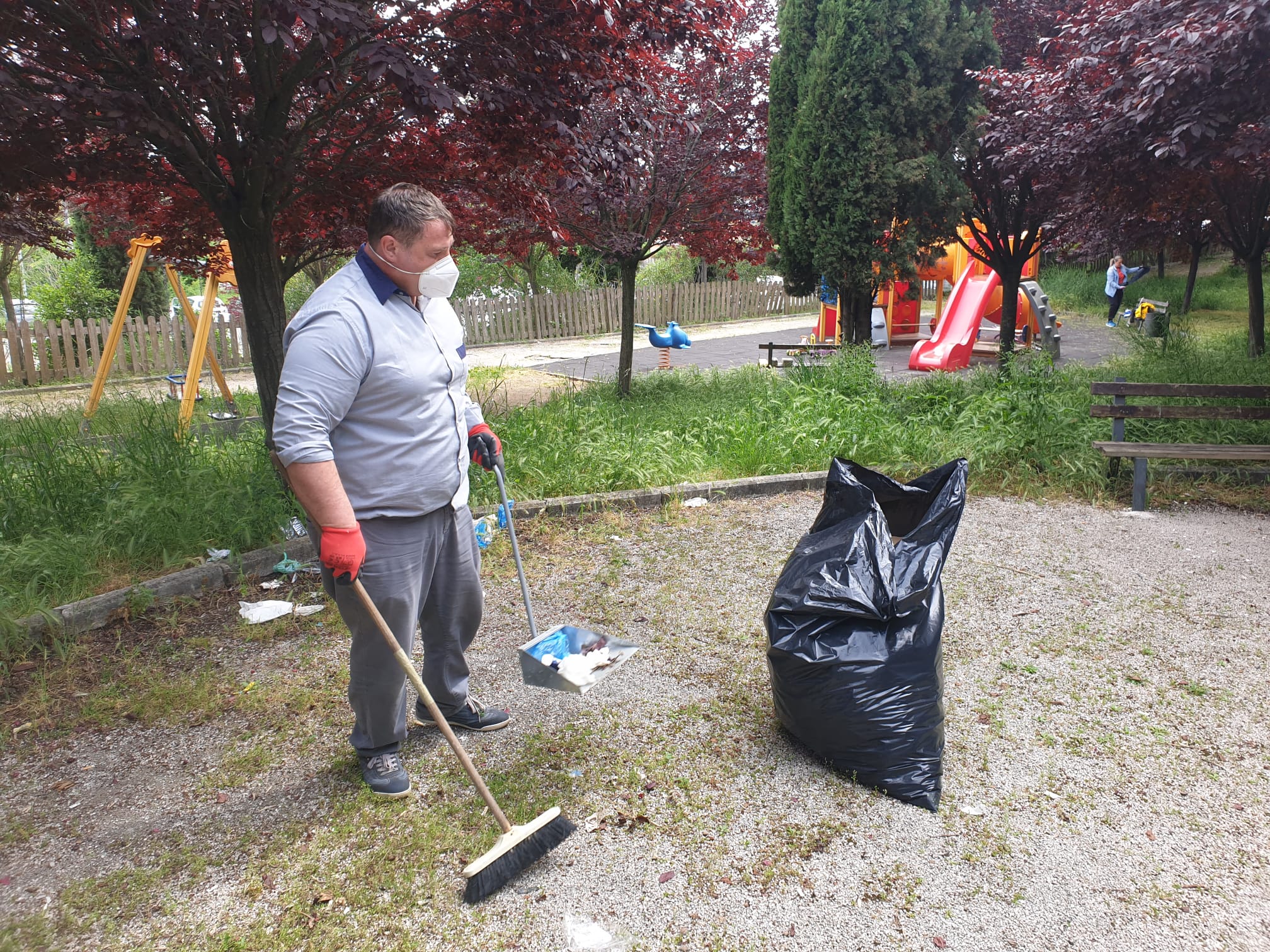 Siringhe e degrado al parco giochi