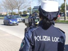 Agente polizia locale che controlla col Telelaser