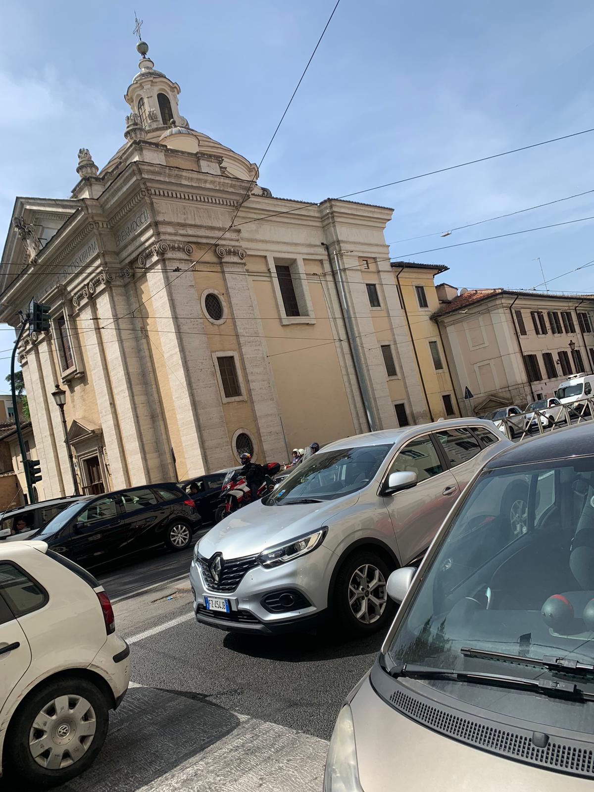 Traffico per il blocco via Merulana