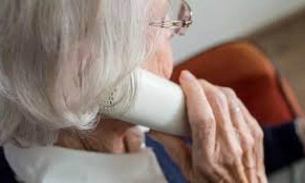 «Mi servono dei soldi, sono amico di tua figlia» ma è una truffa: così 19enne deruba un’anziana «Mi servono dei soldi, sono amico di tua figlia» ma è una truffa: così 19enne deruba un’anziana