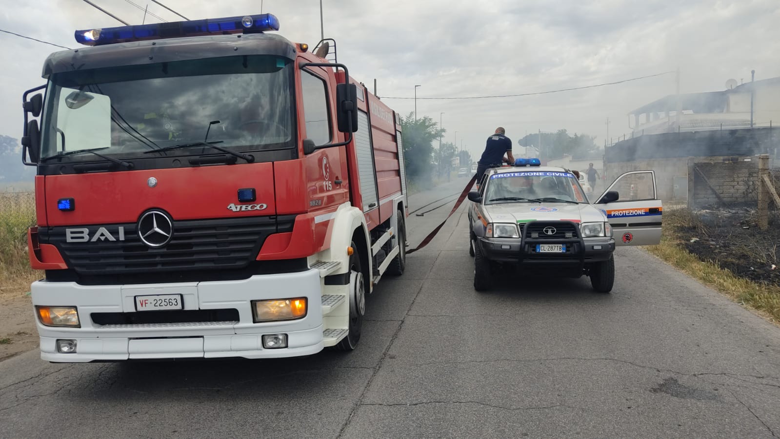 Vigili del fuoco e protezione civile intervenuti per l'incendio ad Ardea