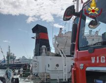 Vigili del Fuoco intervenuti a Civitavecchia per l'incendio ad una nave cisterna