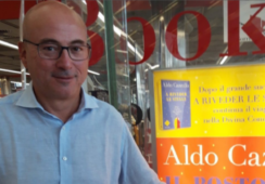 Aldo Cazzullo che presenta il suo libro in libreria