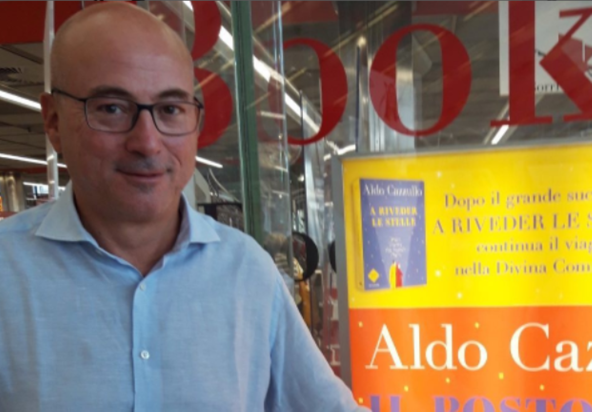 Aldo Cazzullo che presenta il suo libro in libreria