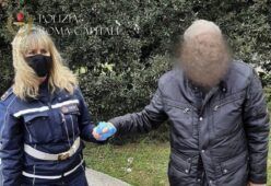 Un' agente della Polizia locale con il turista che si era perso a Roma
