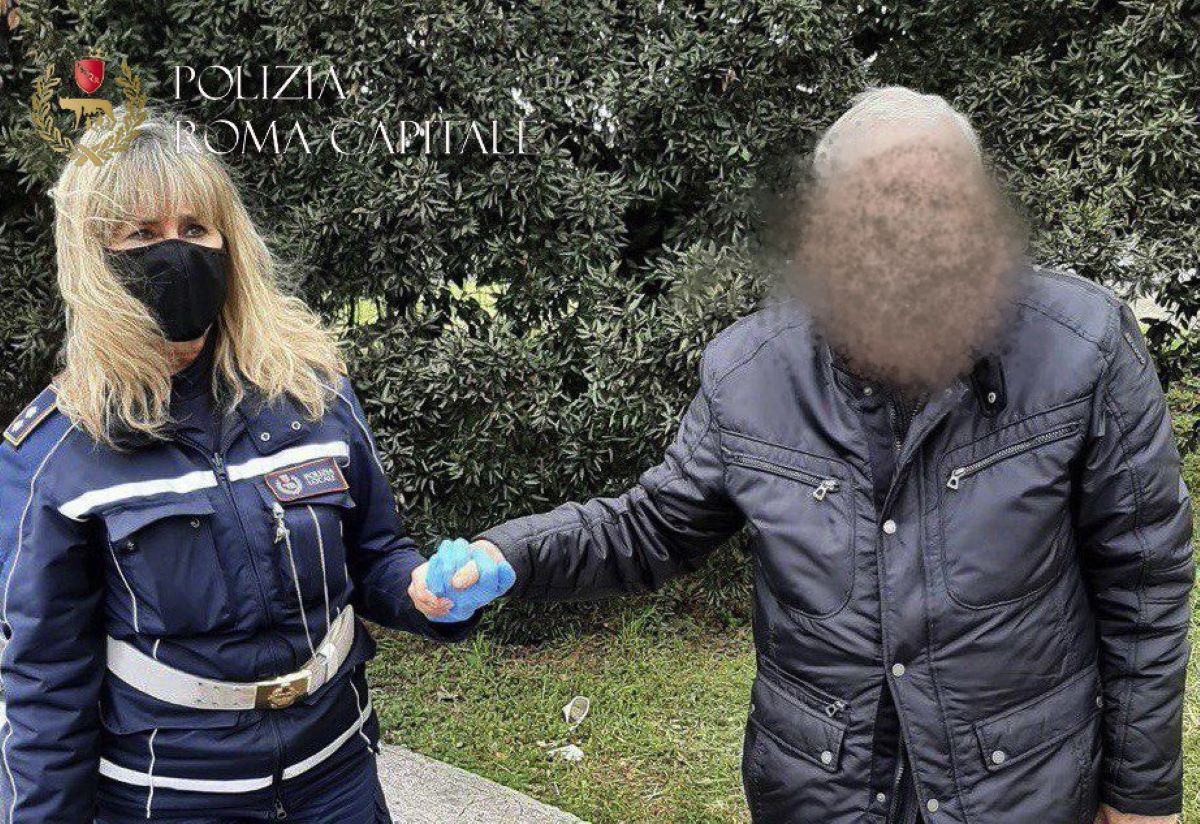 Un' agente della Polizia locale con il turista che si era perso a Roma