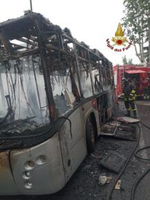 L'autobus andato a fuoco sulla Salaria