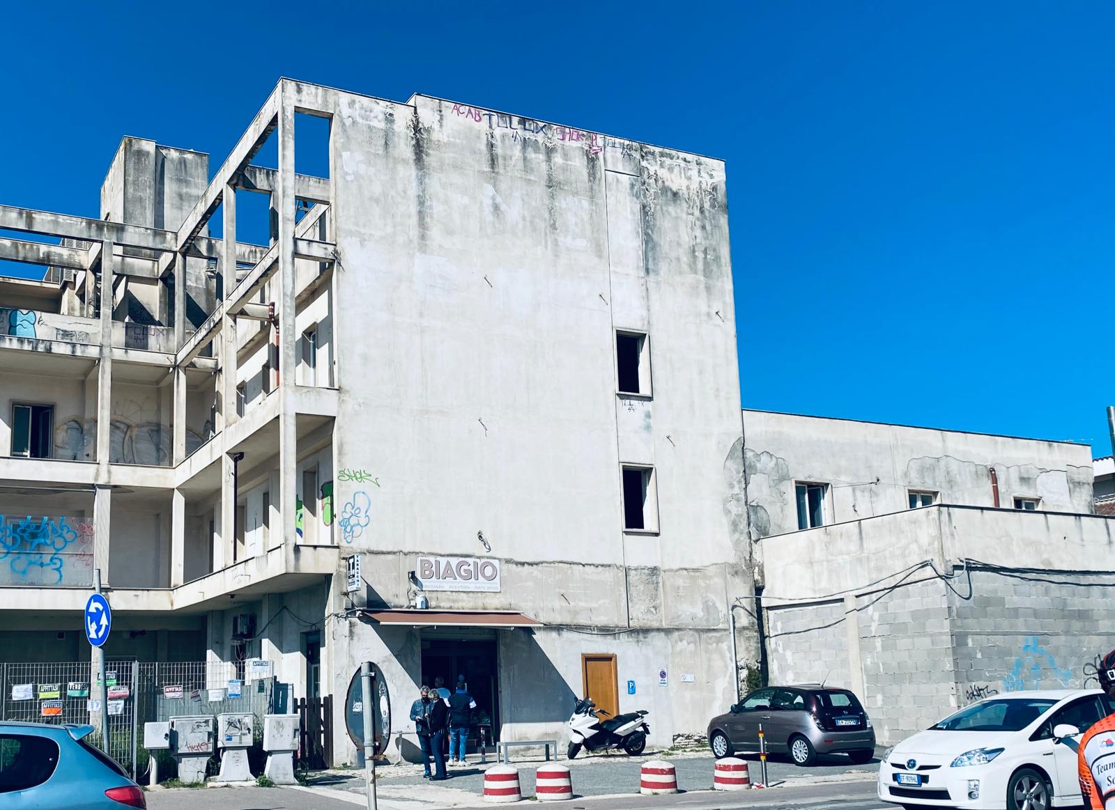 La tabaccheria Biagio in piazza ungheria a Torvaianica ai piedi dell'ecomostro