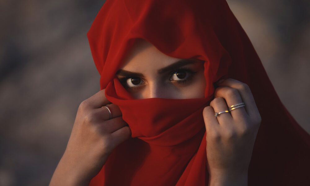 15enne vessata dalla famiglia perché non voleva mettere il burqa (e non solo). La denuncia in un tema 15enne vessata dalla famiglia perché non voleva mettere il burqa (e non solo). La denuncia in un tema