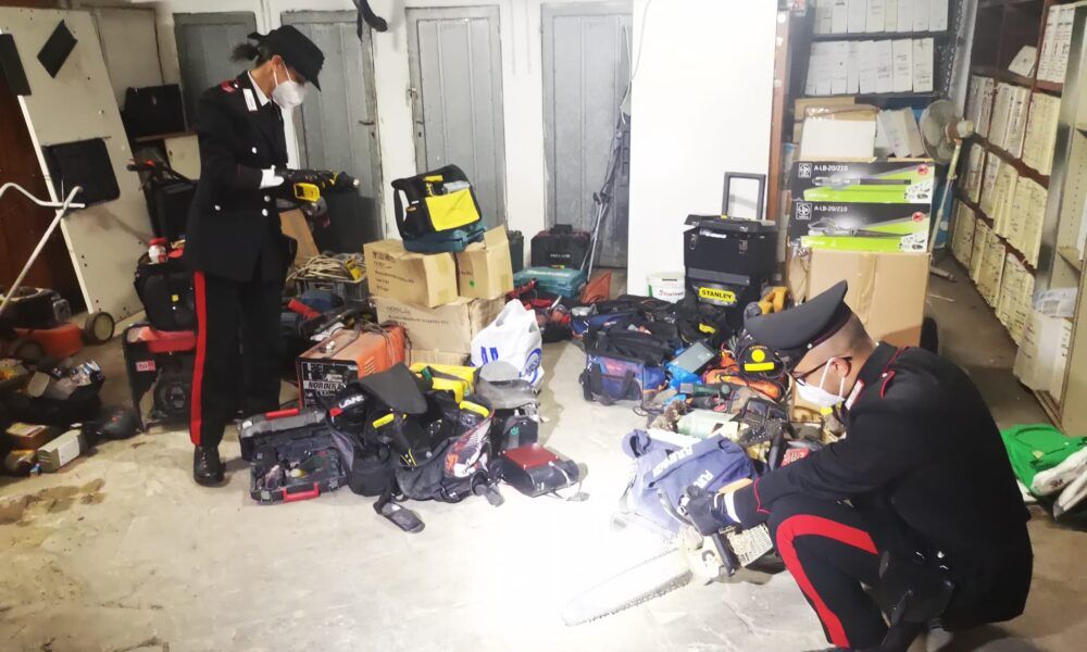 Tivoli, usavano lo scantinato del campo nomadi abusivo come magazzino per il materiale rubato: denunciati cinque nomadi Tivoli, usavano lo scantinato del campo nomadi abusivo come magazzino per il materiale rubato: denunciati cinque nomadi