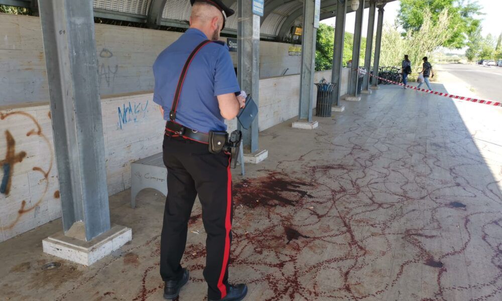 Latina Scalo, sangue alla fermata del bus: choc tra i pendolari Latina Scalo, sangue alla fermata del bus: choc tra i pendolari
