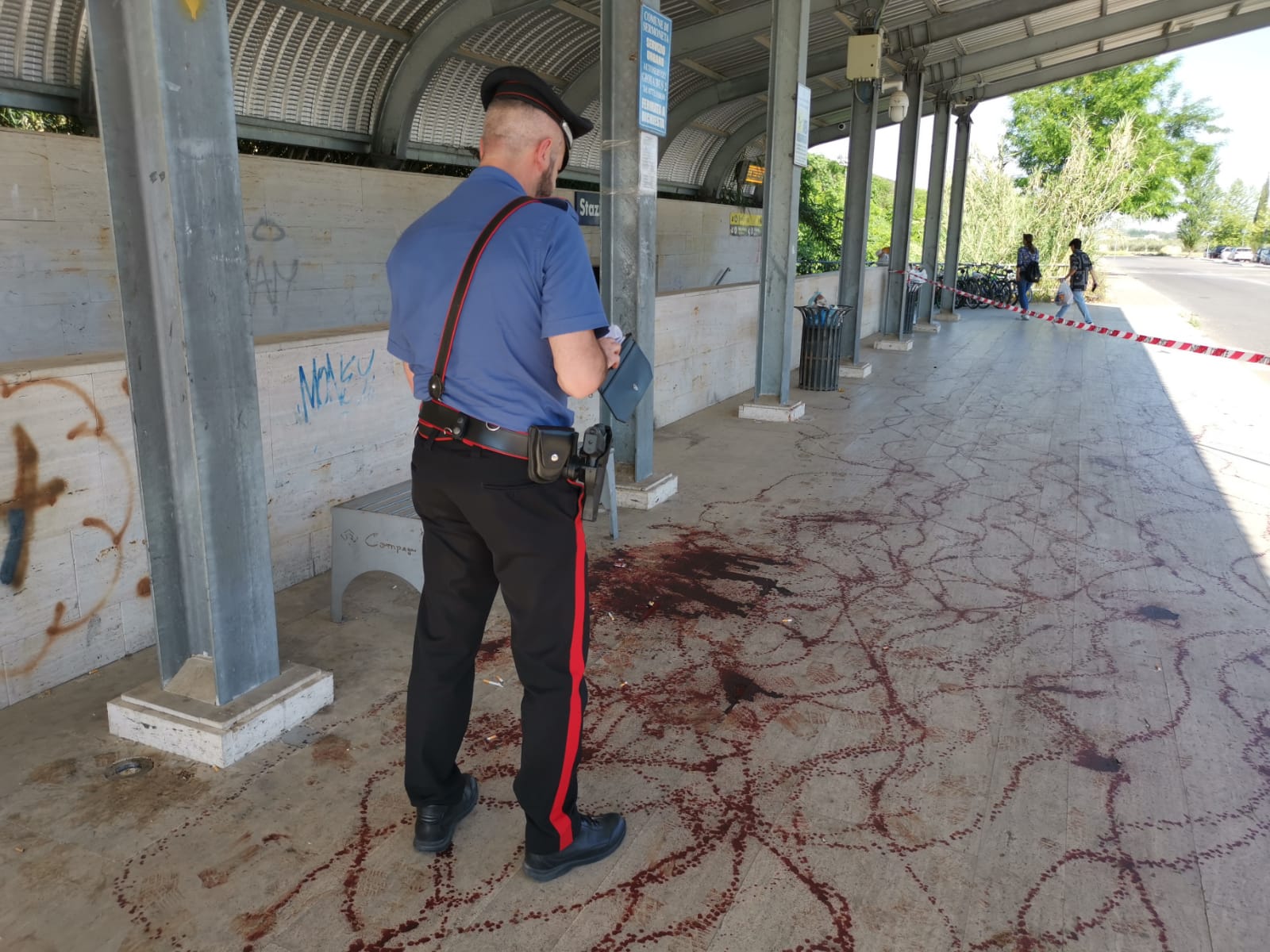 Sangue alla fermata del bus, intervento dei Carabinieri