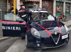 uomo preso a martellate in via Prenestina a Roma