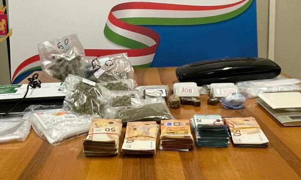 San Basilio, il cane Odina fiuta la droga, nei guai padre e figlio: trovato 1kg di hashish e oltre 23mila euro in contanti San Basilio, il cane Odina fiuta la droga, nei guai padre e figlio: trovato 1kg di hashish e oltre 23mila euro in contanti