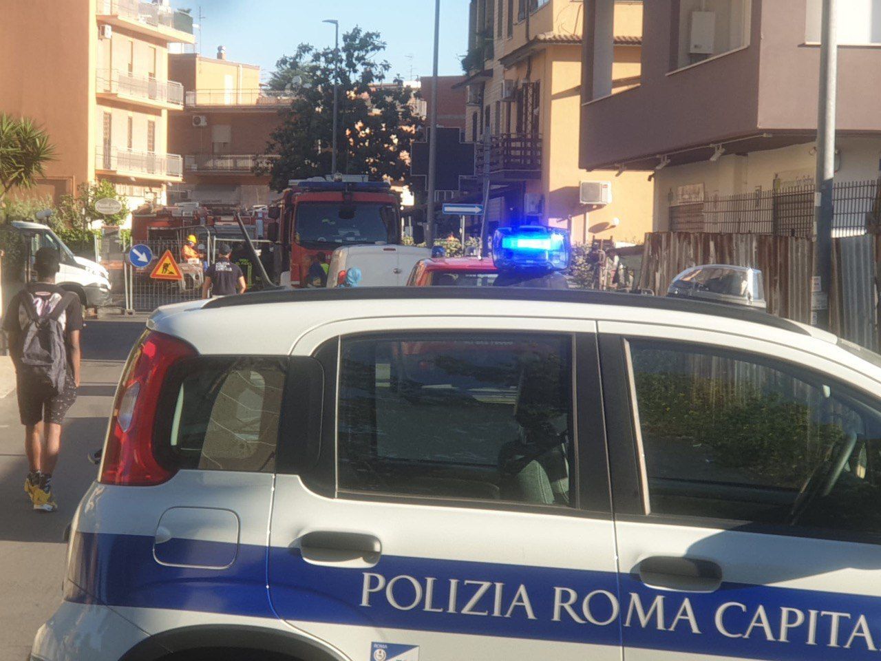 Pattugliua della Polizia locale roma in Via d Caracaricola
