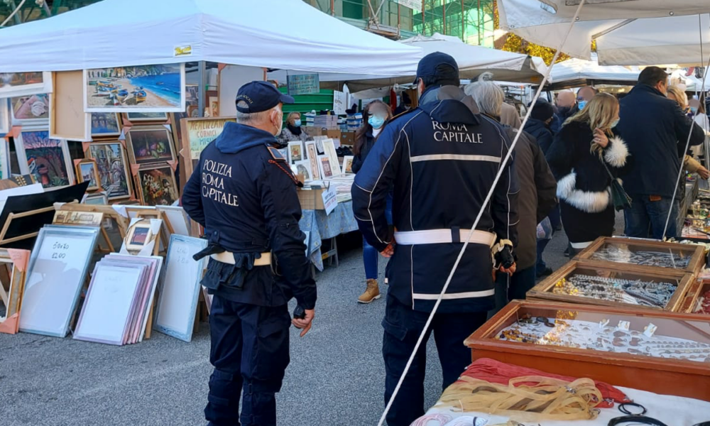 Controlli della Polizia Locale a Porta Portese contro l'abusivismo commerciale