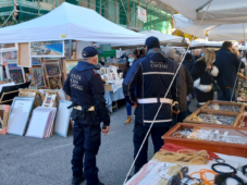 Controlli della Polizia Locale a Porta Portese contro l'abusivismo commerciale