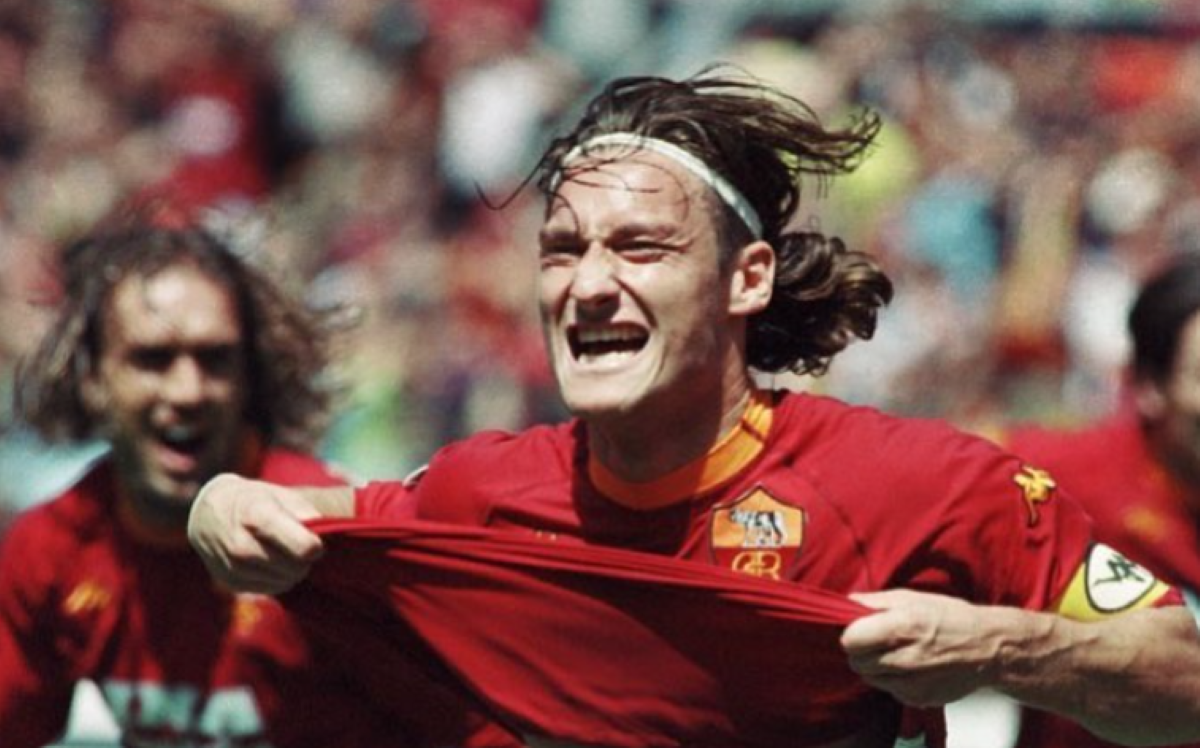 Francesco Totti durante una partita della Roma quando era Capitano
