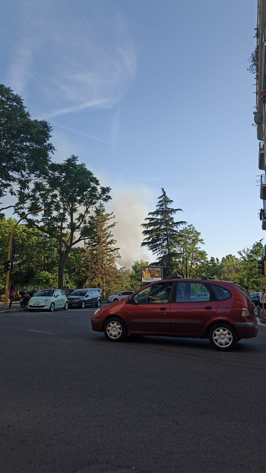 Incendio al Parco delle Valli: fumo e fiamme a ridosso della ferrovia