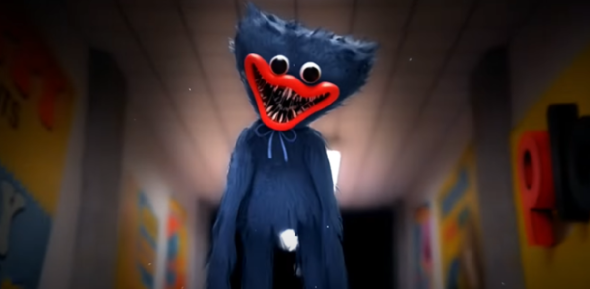 Huggy Wuggy il pupazzo blu che sta terrorizzando i bambini