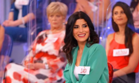 Ilaria al centro dello studio durante una puntata di Uomini e Donne