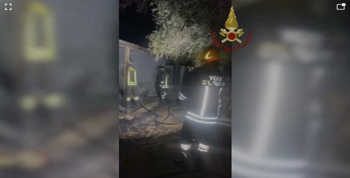 fiamme incendio vigili del fuoco