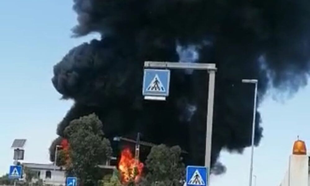 Spaventoso incendio a Monterotondo: colonna di fumo visibile fino a Roma (VIDEO)