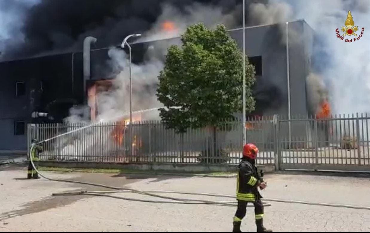 I Vigili del Fuoco che spengono l'incendio di oggi a Monterotondo