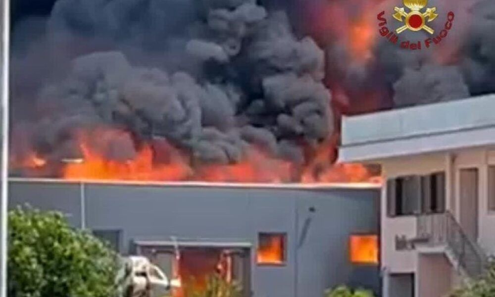 Incendio a Monterotondo, oggi i primi rilevamenti dell’Arpa, il Sindaco: «Lavare bene frutta e verdura»