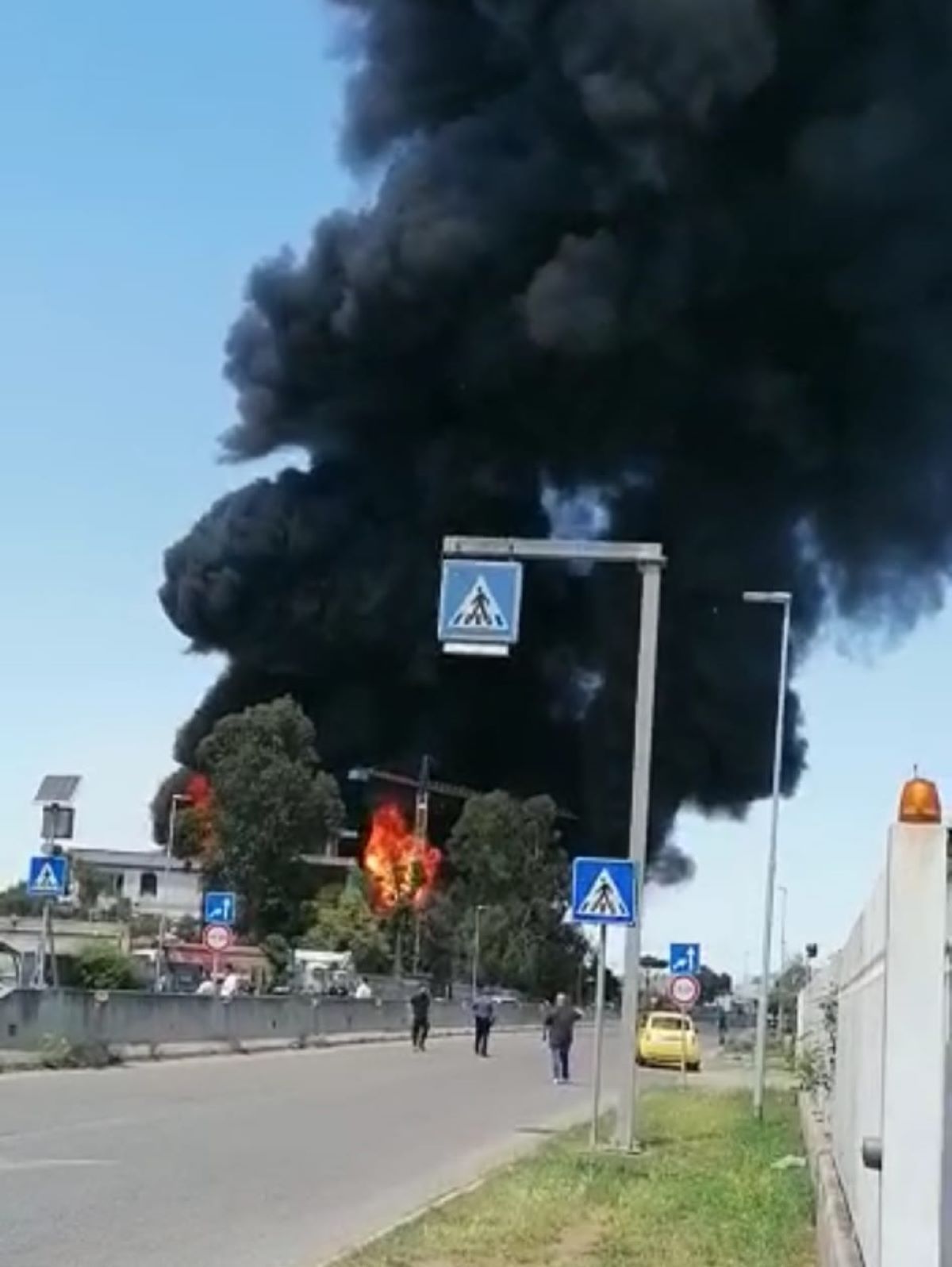 Incendio a Monterotondo nel capannone industriale che produce vernici