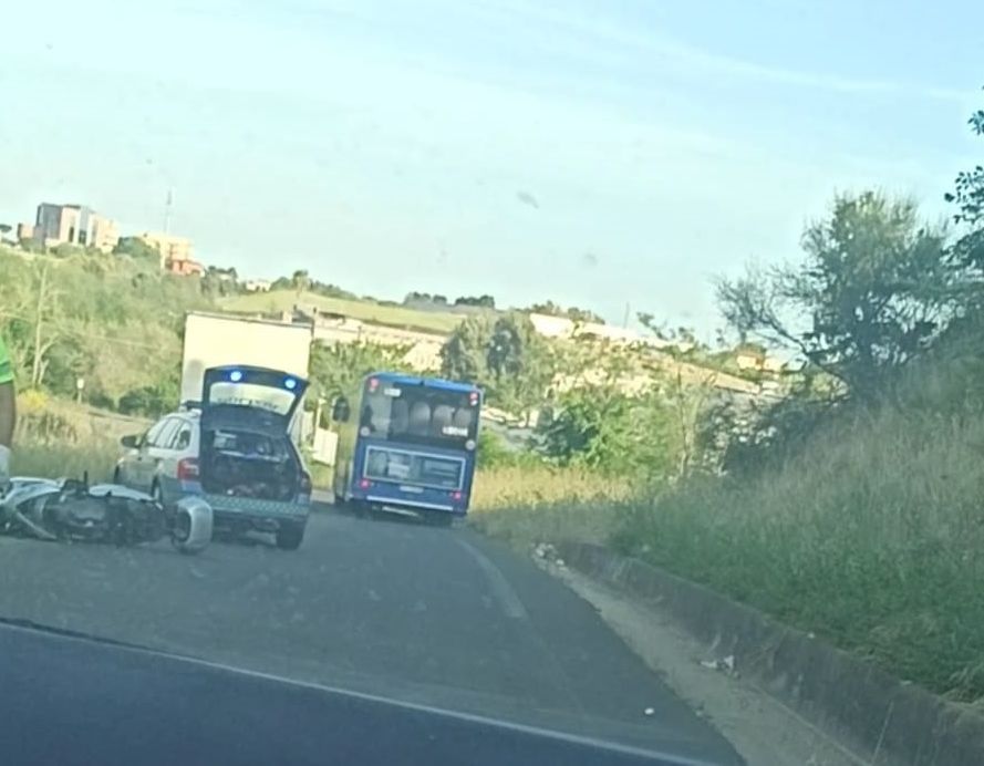 La moto a terra nell'incidente sulla Pontina di oggi