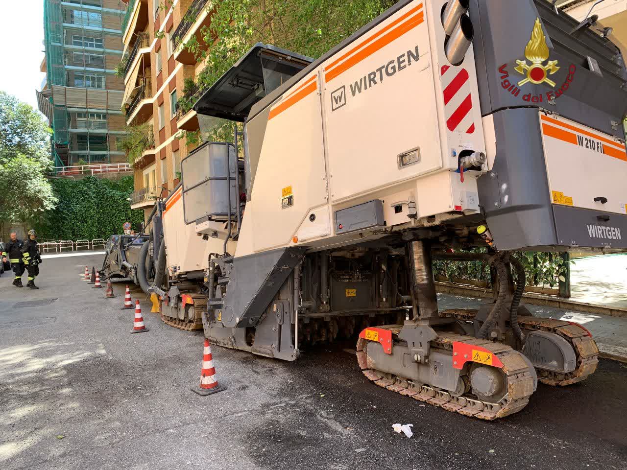 Macchina asfaltatrice sprofondata a Roma