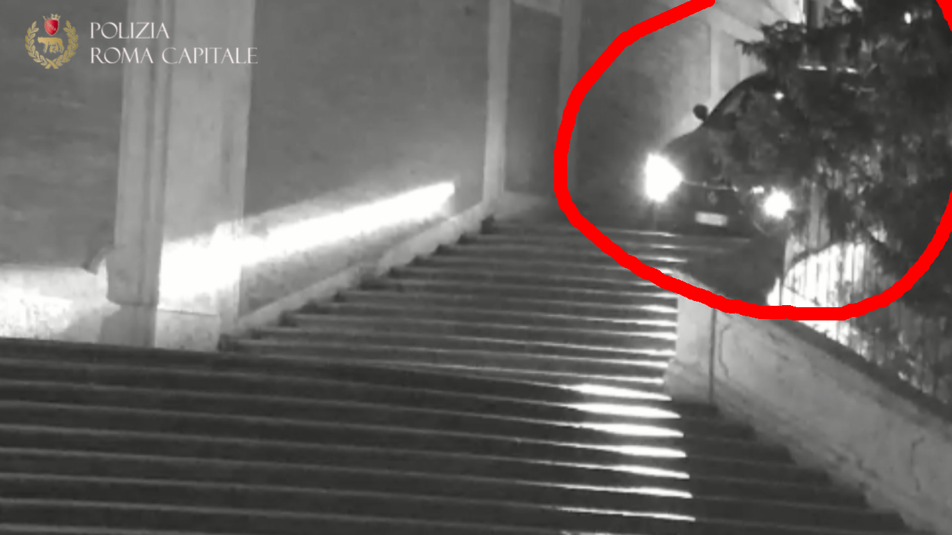 Maserati scende dalla scalinata di Trinità dei Monti a Roma