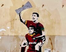 «Un calcio alle paure 1984-2022». Murale di Laika.
